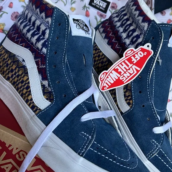 Vans Men’s Sk8-Hi
Fair Isle Blue/Multi
VN0A7Q5NBER
Sneakers - Picture 8 of 16